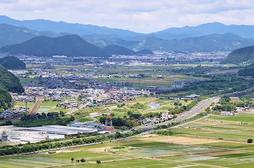 山々に囲まれた町と田畑の眺め